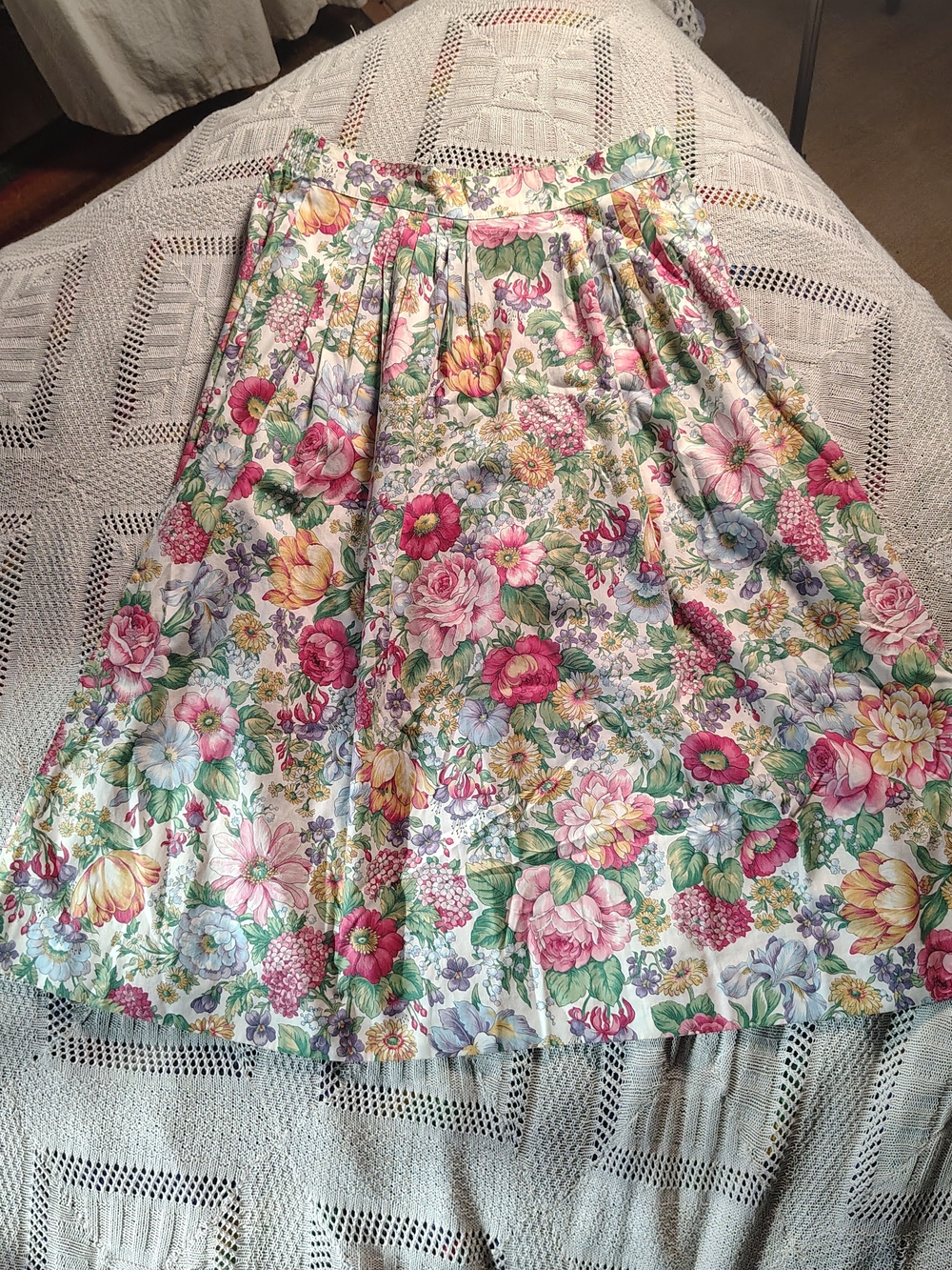 Vintage Eva Floral Pleated A-Line midi Skirt in Multi-Color With Pockets